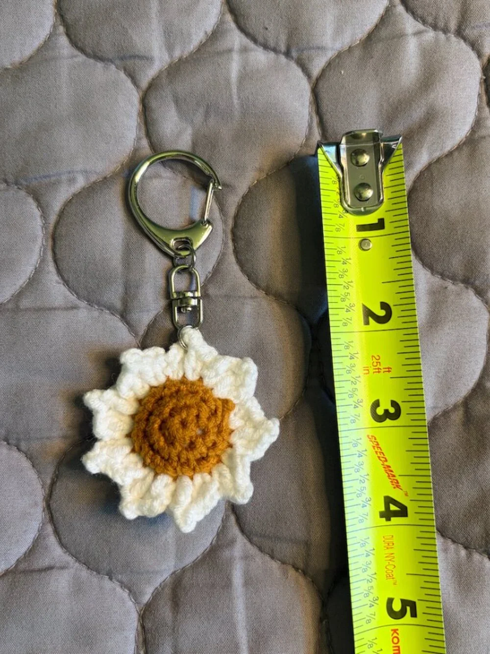 White Daisy Keychain - Picture 2 of 2